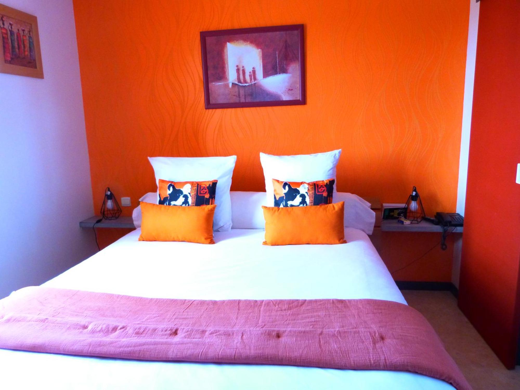 Logis Hotel Les Confins Du Perche Sceaux-sur-Huisne Dış mekan fotoğraf