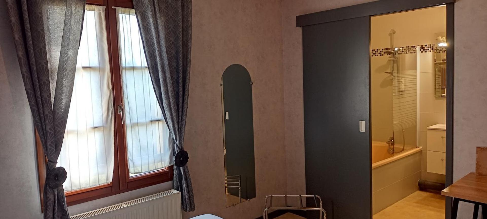 Logis Hotel Les Confins Du Perche Sceaux-sur-Huisne Dış mekan fotoğraf