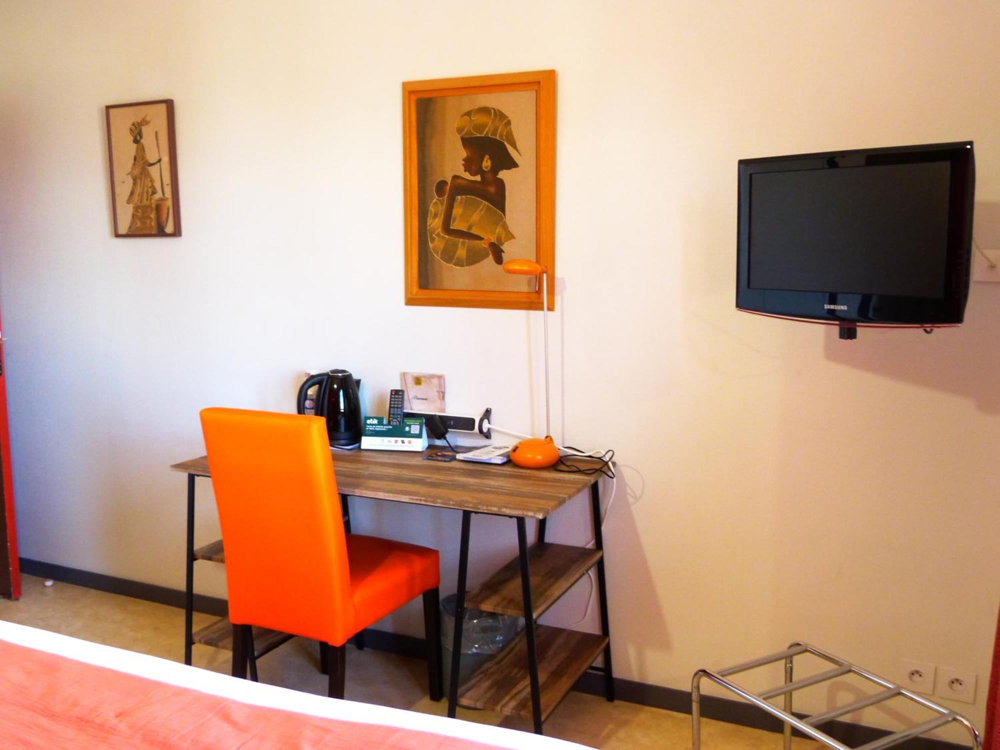 Logis Hotel Les Confins Du Perche Sceaux-sur-Huisne Dış mekan fotoğraf