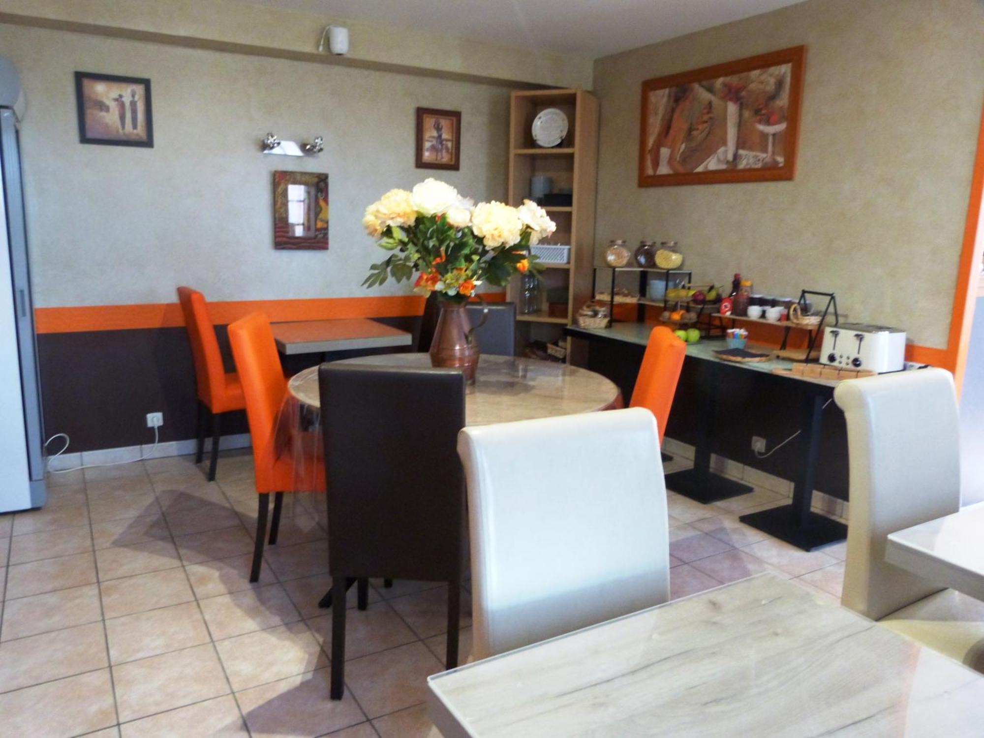 Logis Hotel Les Confins Du Perche Sceaux-sur-Huisne Dış mekan fotoğraf