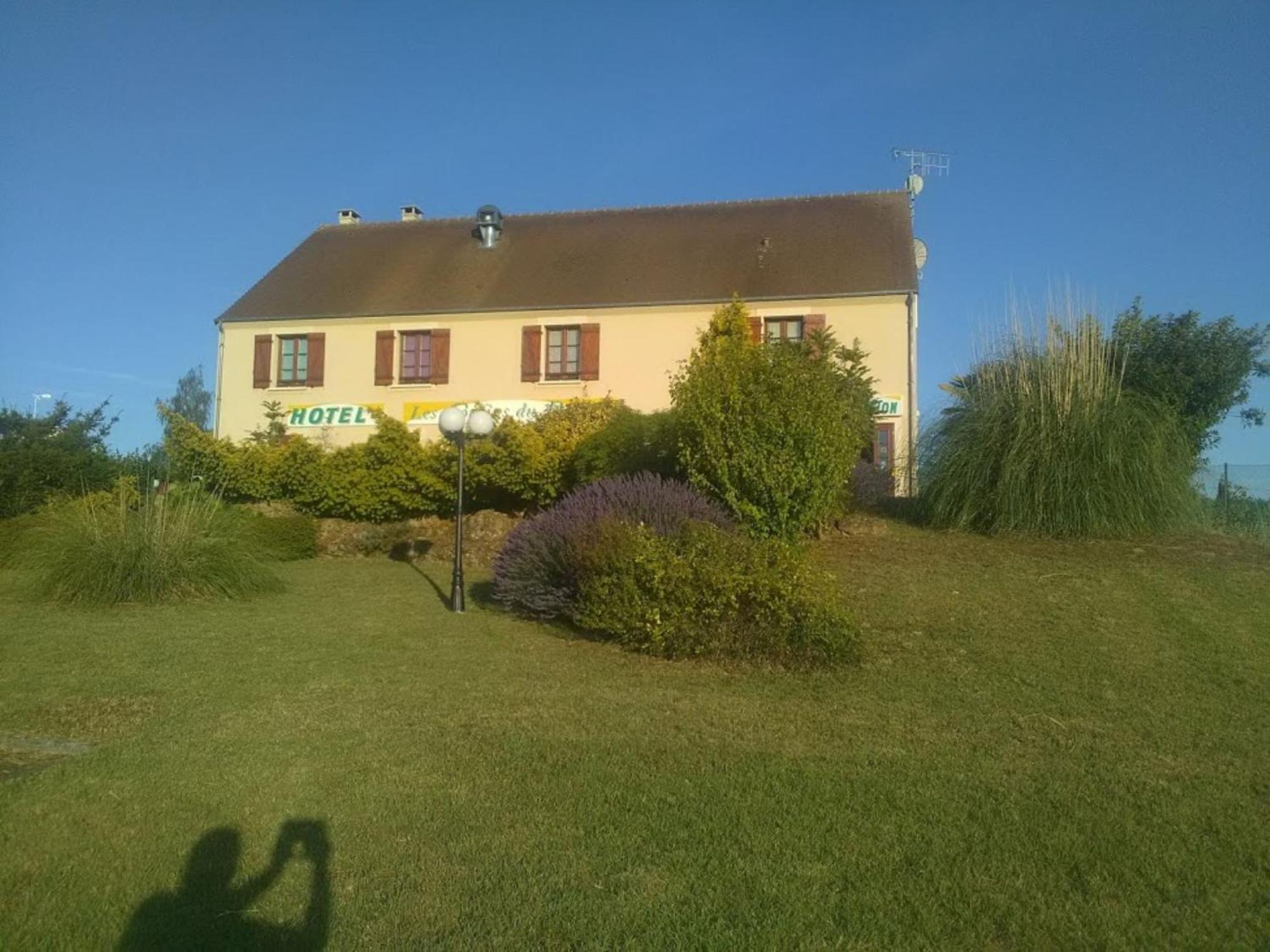 Logis Hotel Les Confins Du Perche Sceaux-sur-Huisne Dış mekan fotoğraf